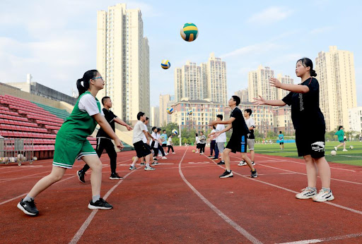 太阳报：森林后卫埃纳在养伤期间和其他球员的女友谈恋爱